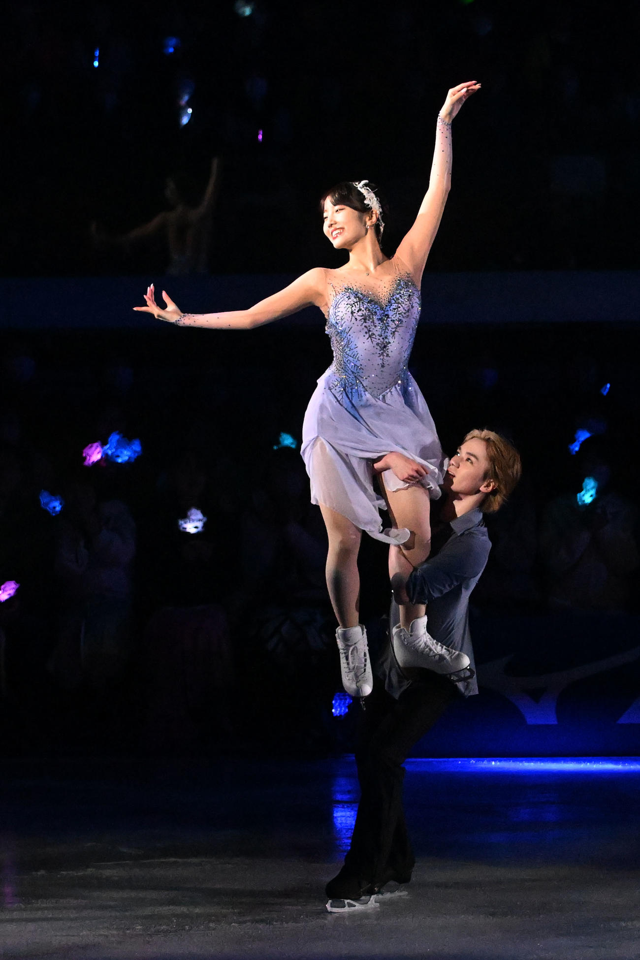 息ぴったりなすべりで魅了する宇野昌磨さん（下）と本田真凜さん（撮影・滝沢美穂子）