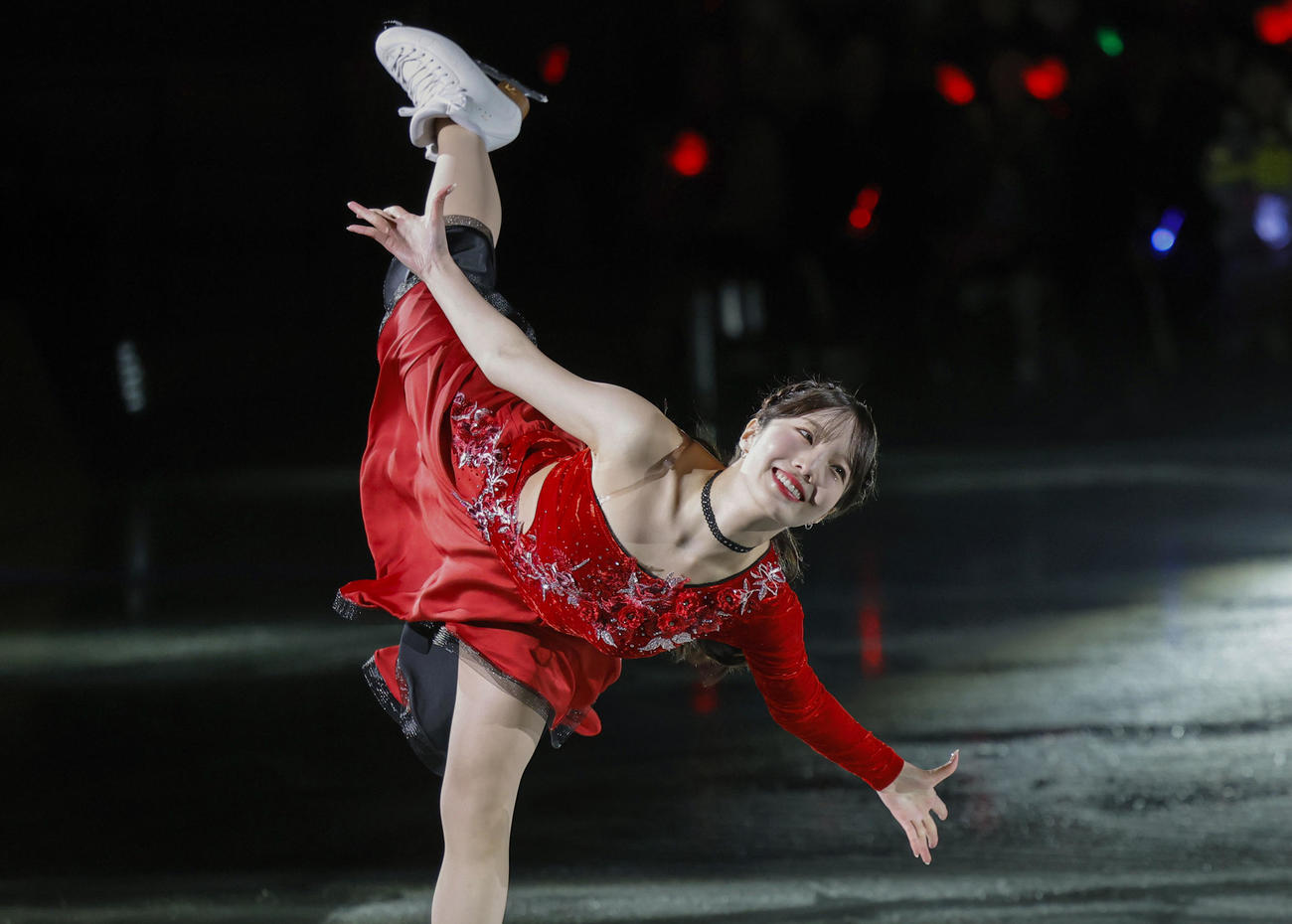 アイスショーで演技する本田真凜さん（共同）