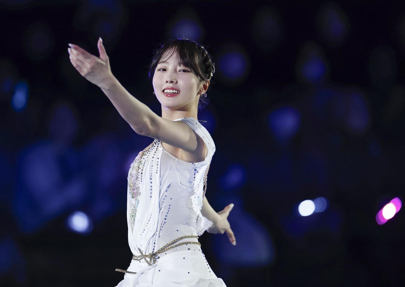 アイスショーで演技する本田真凜さん（共同）
