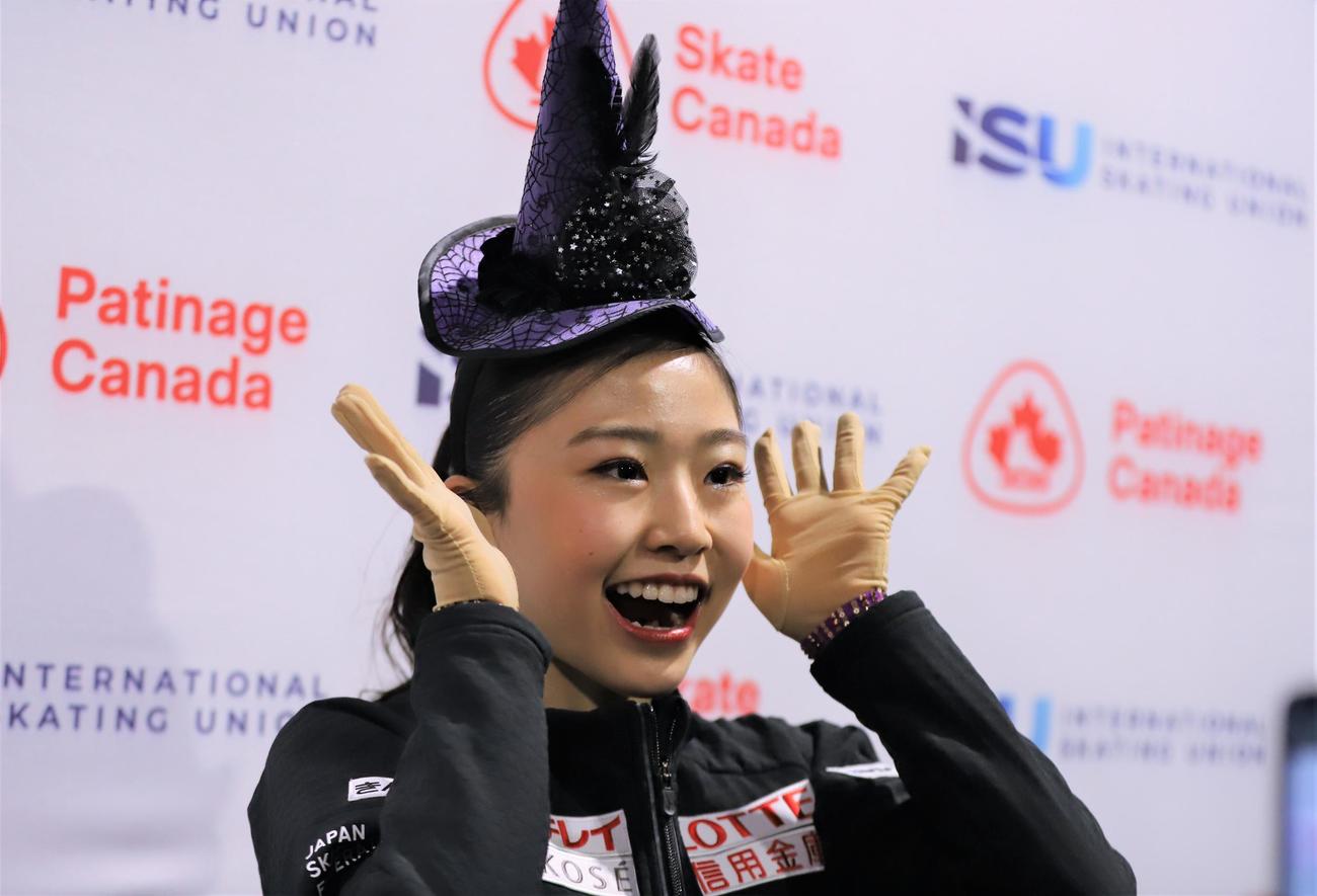 女子SP後にハロウィーンのコスチュームを身に着けておどける千葉（撮影・藤塚大輔）