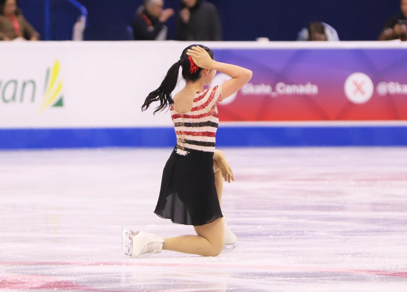 GPシリーズ第3戦スケートカナダ　女子SPのフィニッシュポーズを解き「やっちまったなぁ」と右手で頭を抱える中井（撮影・藤塚大輔）