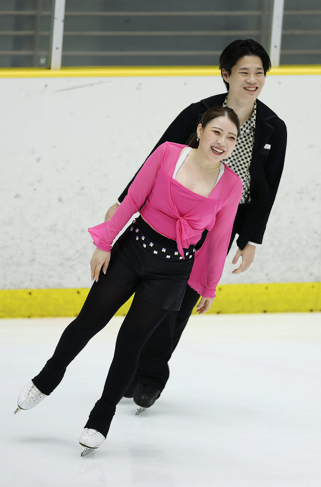 笑顔でリズムダンスの演技に臨む紀平（手前）、西山組（撮影・前田充）