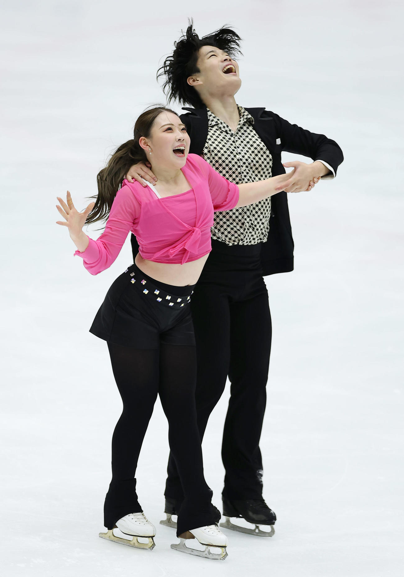 リズムダンスで演技する紀平（左）、西山組（撮影・前田充）