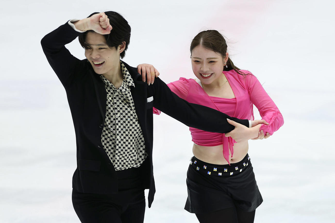 リズムダンスで演技する紀平（右）、西山組（撮影・前田充）