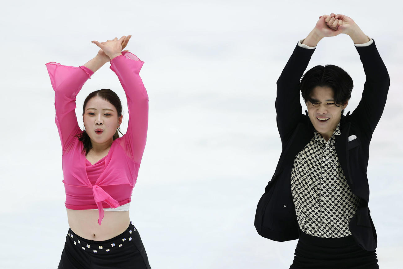 リズムダンスで演技する紀平（左）、西山組（撮影・前田充）