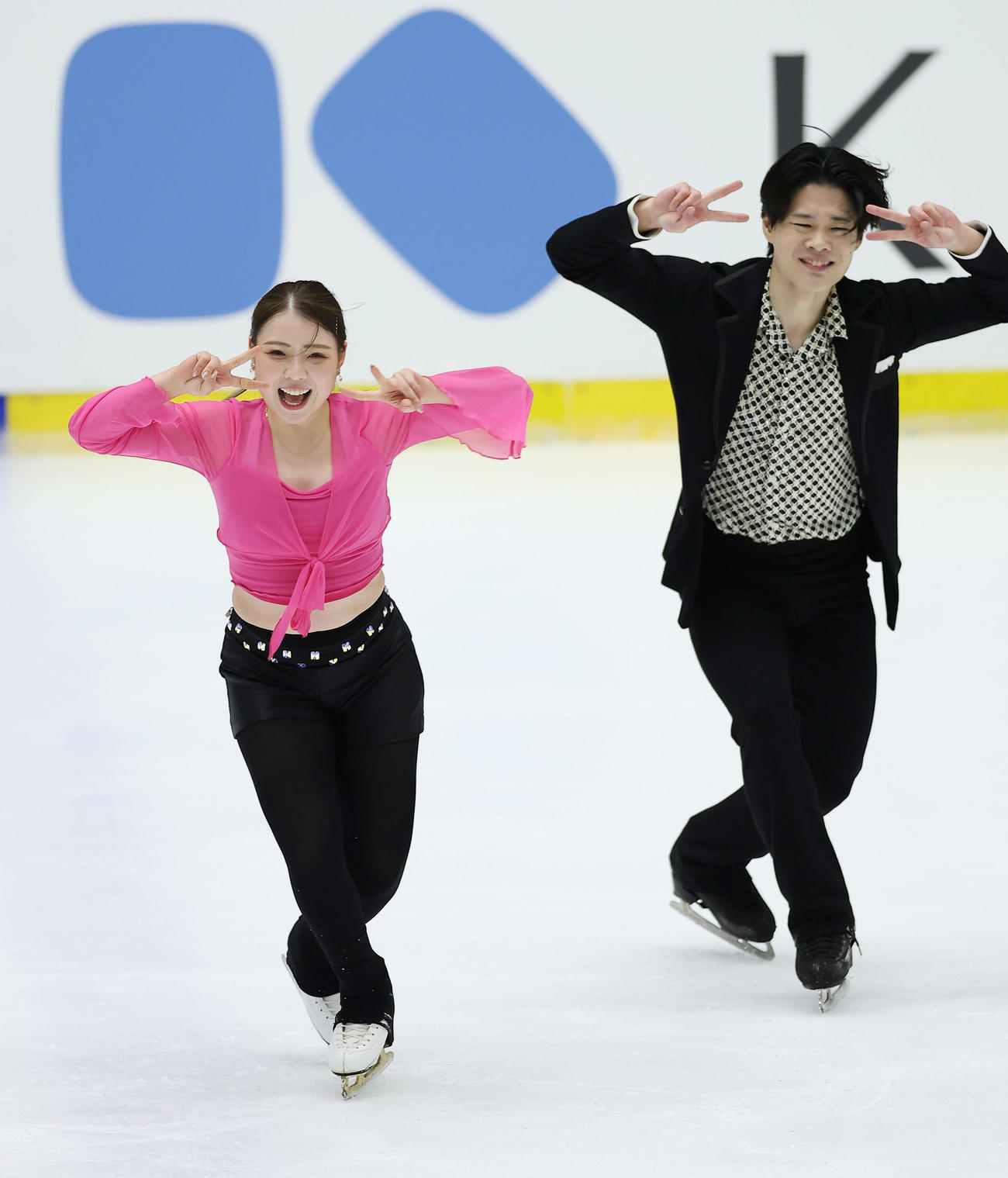 リズムダンスで演技する紀平（左）、西山組（撮影・前田充）