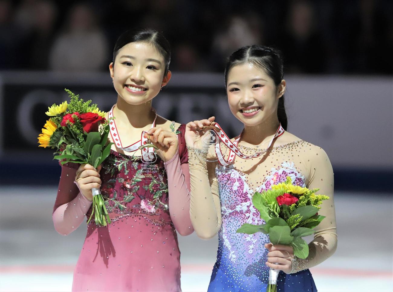 GPシリーズ第3戦スケートカナダ　女子で優勝した千葉（左）と3位の中井（撮影・藤塚大輔）