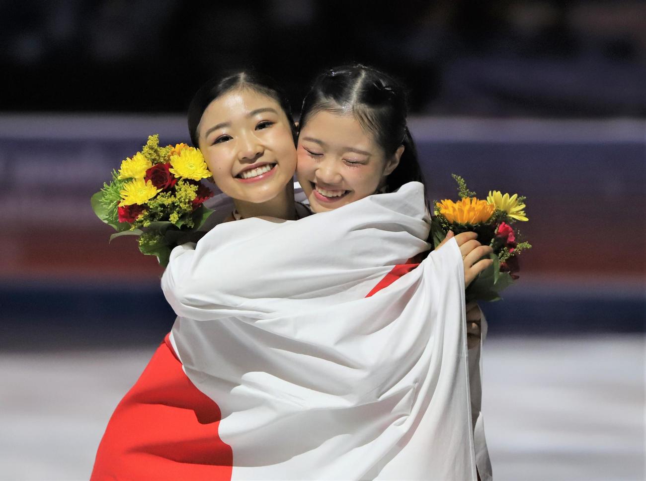 GPシリーズ第3戦スケートカナダ　女子で優勝した千葉（左）と3位の中井（撮影・藤塚大輔）