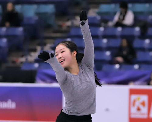 GPシリーズ第3戦スケートカナダ　女子フリーへ向けた公式練習に参加した中井（撮影・藤塚大輔）