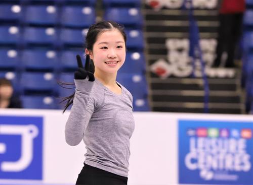 GPシリーズ第3戦スケートカナダ　女子フリーへ向けた公式練習でピースサインをする中井（撮影・藤塚大輔）