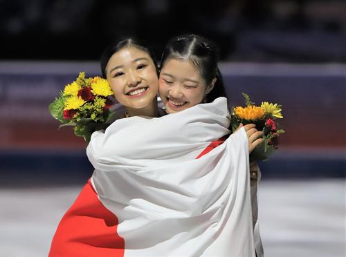GPシリーズ第3戦スケートカナダ　女子で優勝した千葉（左）と3位の中井（撮影・藤塚大輔）