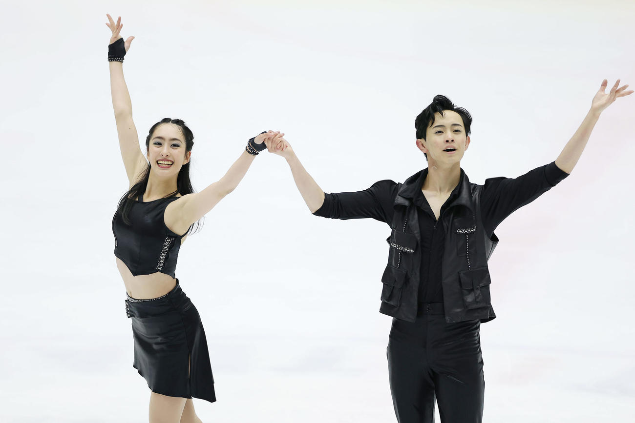 リズムダンスの演技を終え、声援に応える櫛田（左）、島田組（撮影・前田充）