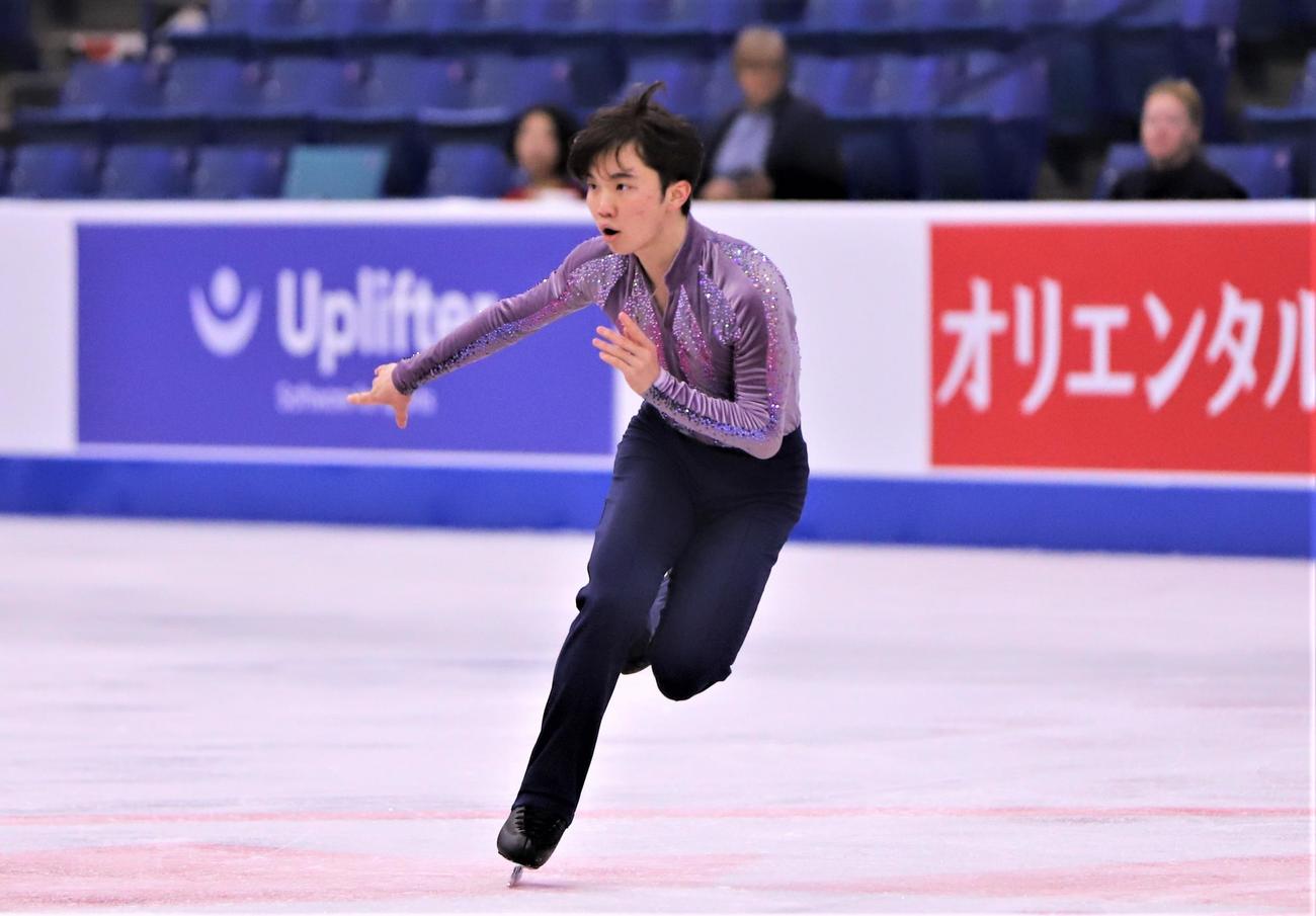 GPシリーズ第3戦スケートカナダ　男子SPへ向けた公式練習に参加する友野（撮影・藤塚大輔）