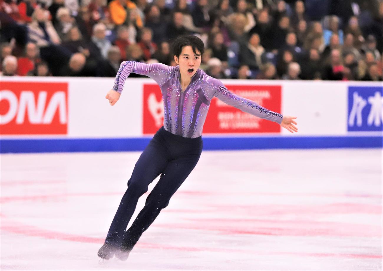 GPシリーズ第3戦スケートカナダ　男子SPで演技を披露する友野（撮影・藤塚大輔）