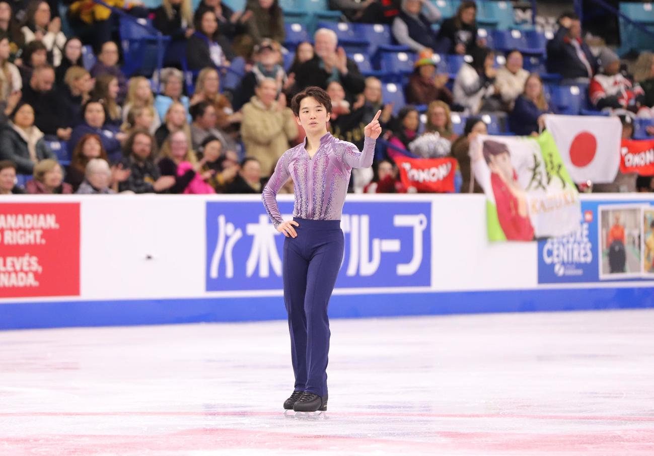 GPシリーズ第3戦スケートカナダ　男子SPの演技後に左人さし指を立てる友野（撮影・藤塚大輔）