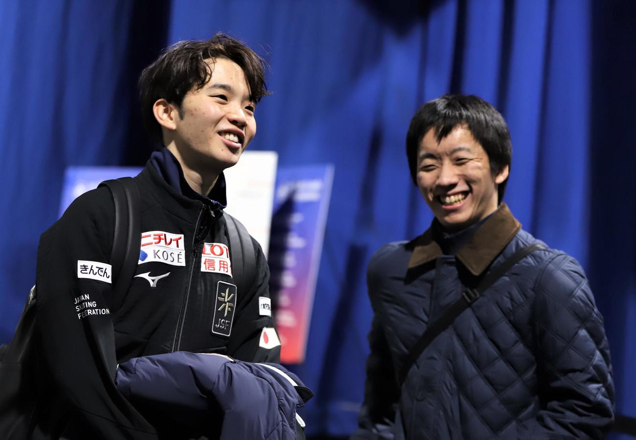 GPシリーズ第3戦スケートカナダ　マリニンの男子SPの演技をモニターで見ながら談笑する友野（左）と樋渡（撮影・藤塚大輔）