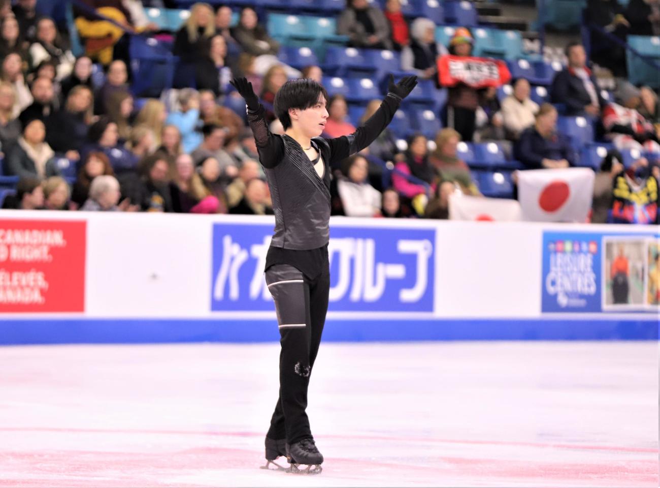 GPシリーズ第3戦スケートカナダ　男子SPを終えて観客にあいさつをする三浦（撮影・藤塚大輔）