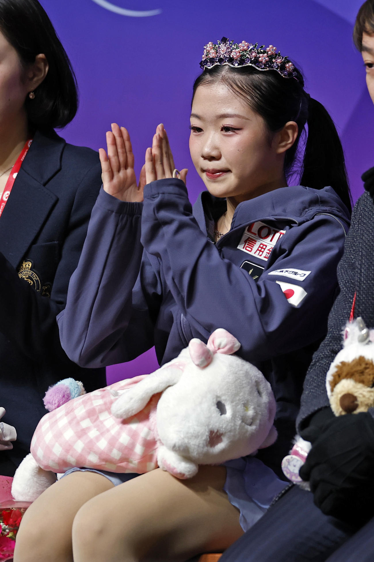 女子フリーの演技を終えキスアンドクライで得点を聞いて拍手する中井亜美（共同）