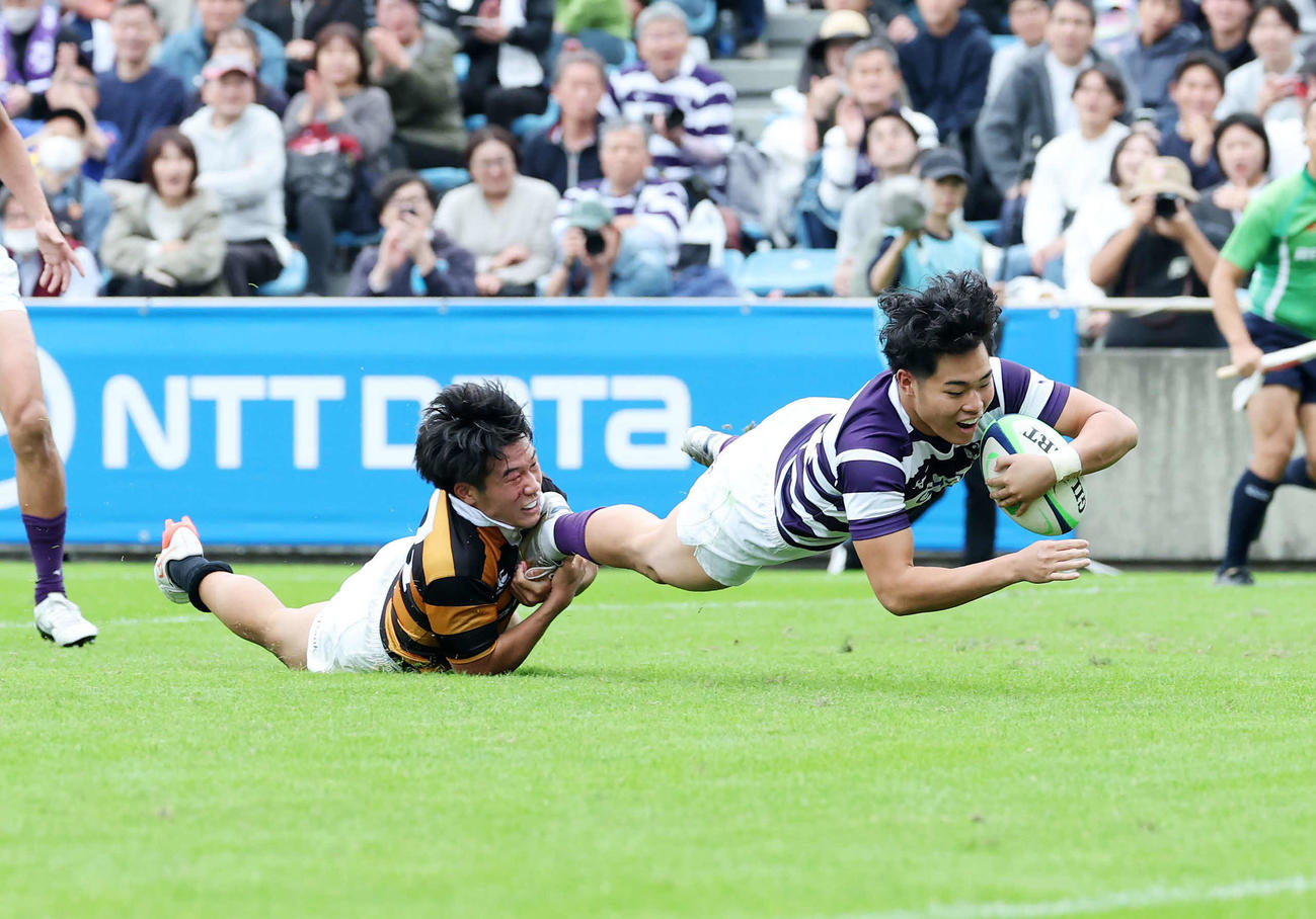 慶大対明大　後半、トライを決める明大・古賀（右）（撮影・鈴木正人）
