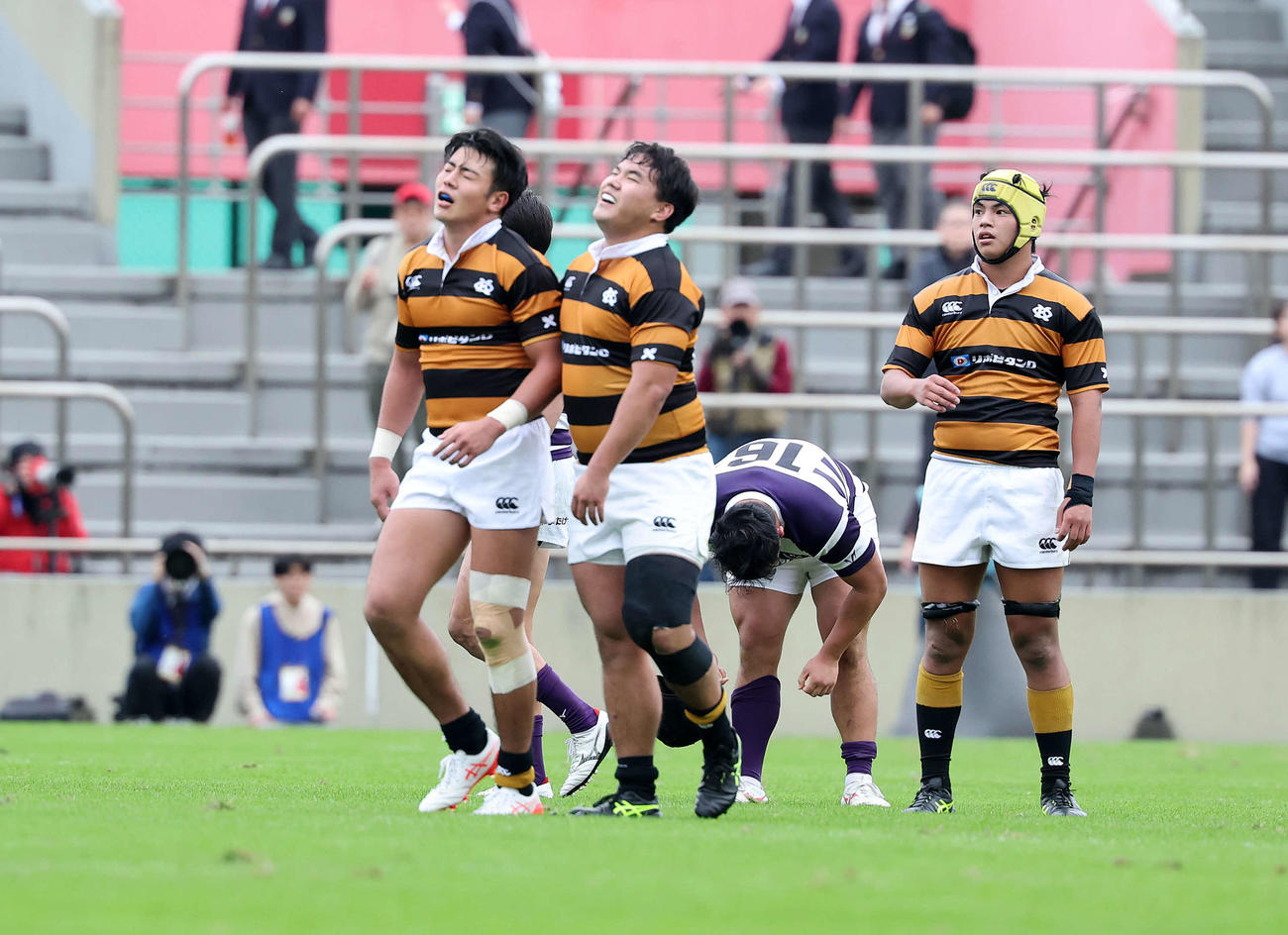慶大対明大　敗戦し悔しそうな表情を見せる慶大・今野（左）（撮影・鈴木正人）