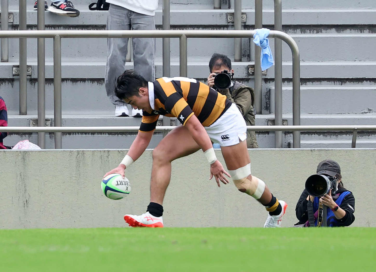 慶大対明大　後半、トライを決める慶大・今野（撮影・鈴木正人）