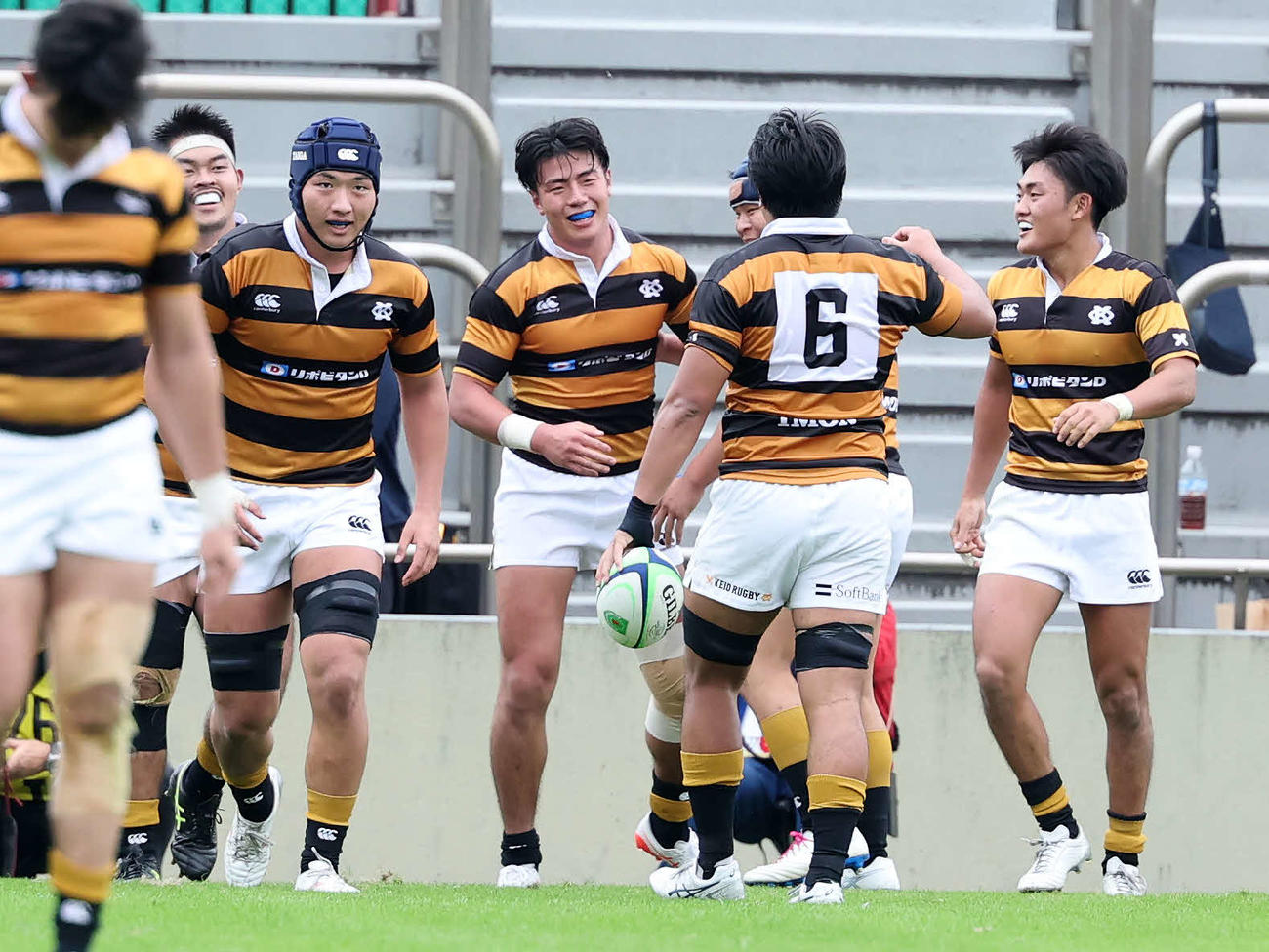 慶大対明大　後半、トライを決め笑顔を見せる慶大・今野（左から4人目）（撮影・鈴木正人）