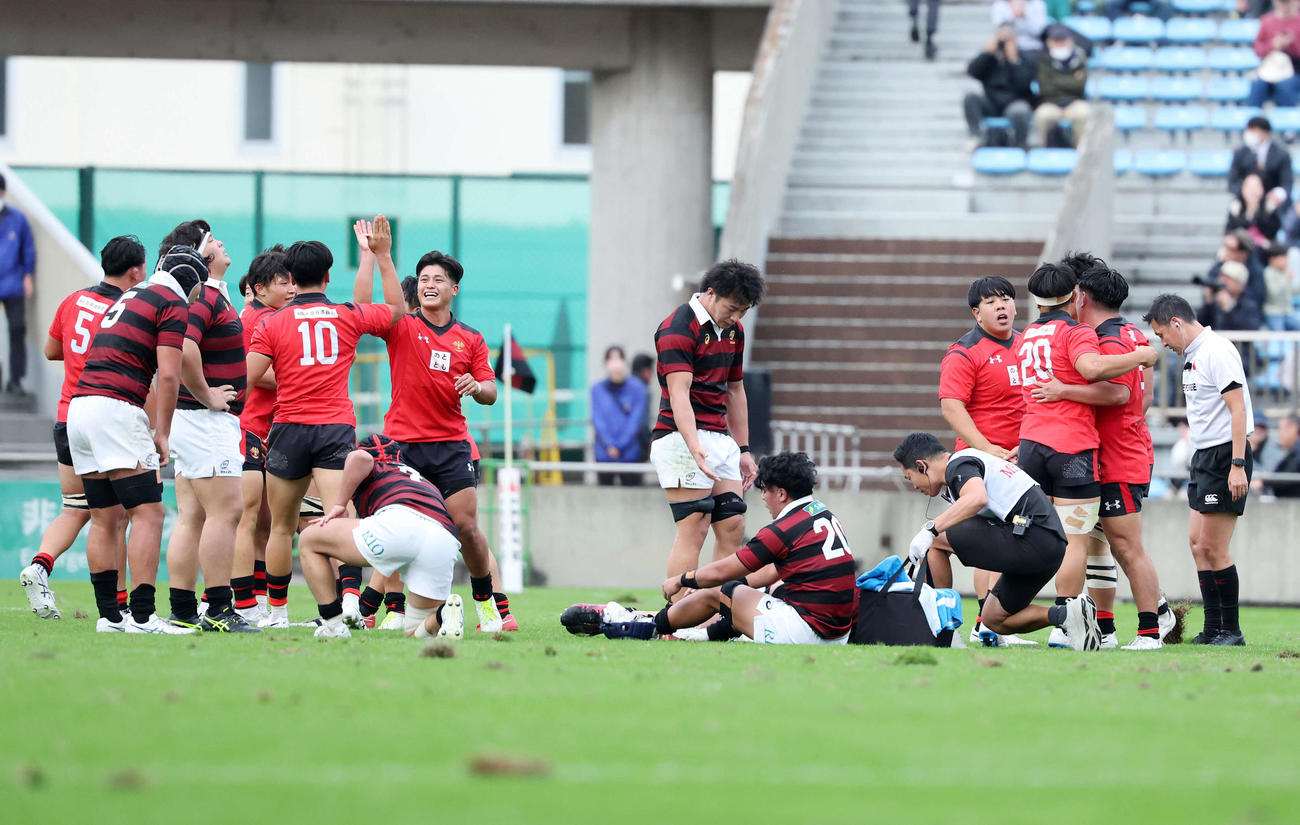 早大対帝京大　勝利し喜ぶ帝京大の選手たち（撮影・鈴木正人）