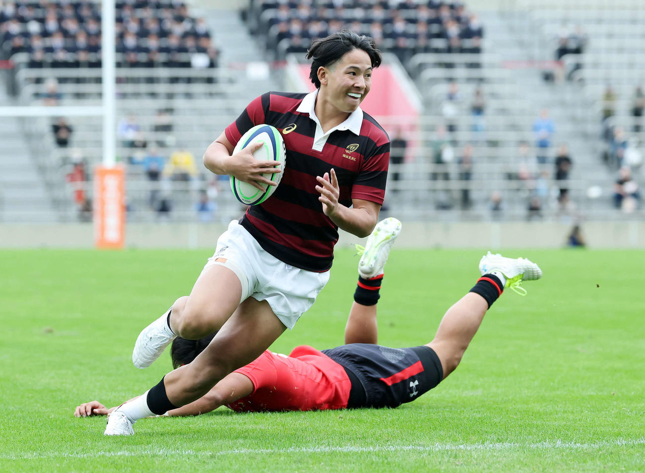 早大対帝京大　前半、攻め込む早大・服部（撮影・鈴木正人）