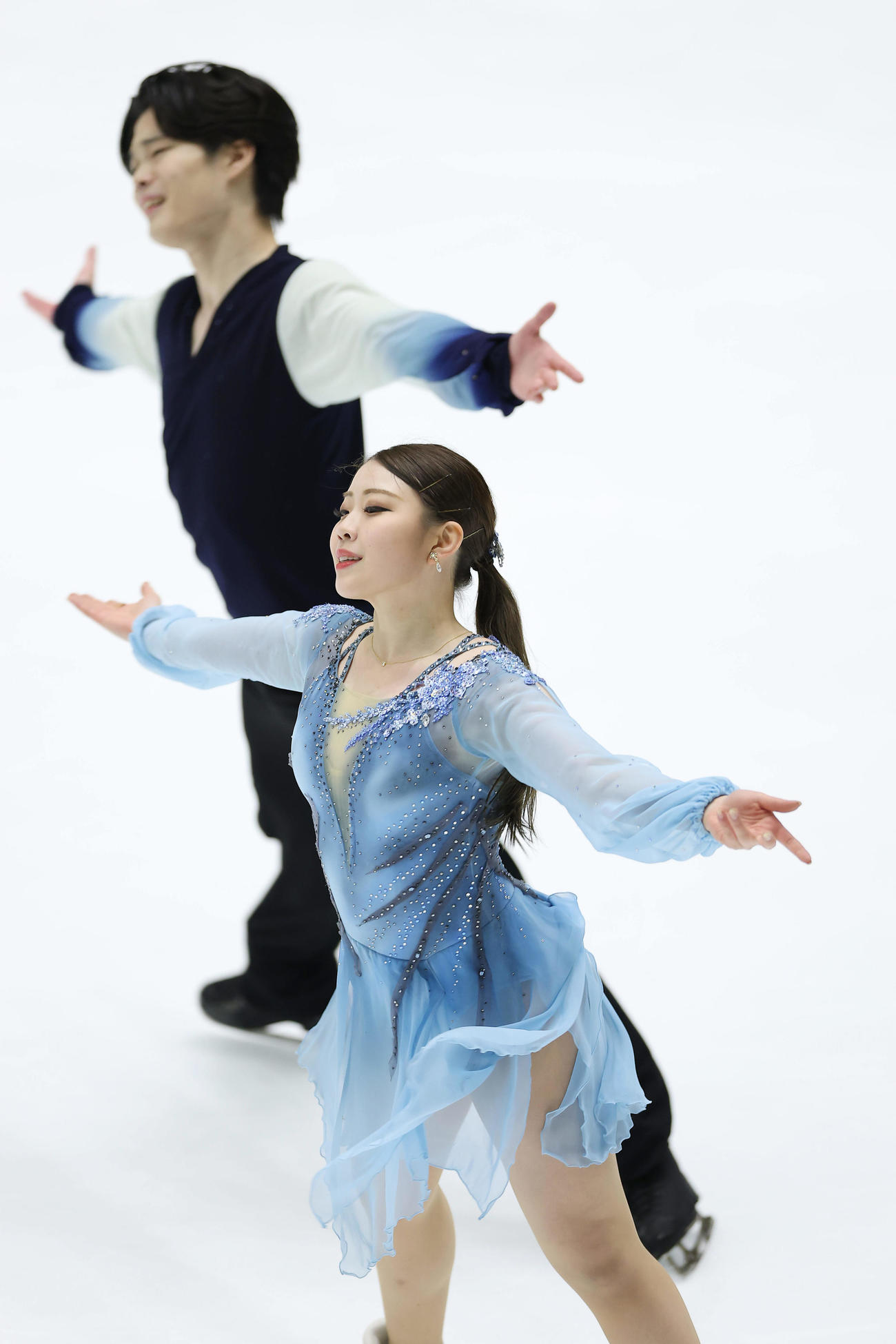 フリーダンスで演技する紀平（手前）、西山組（撮影・前田充）