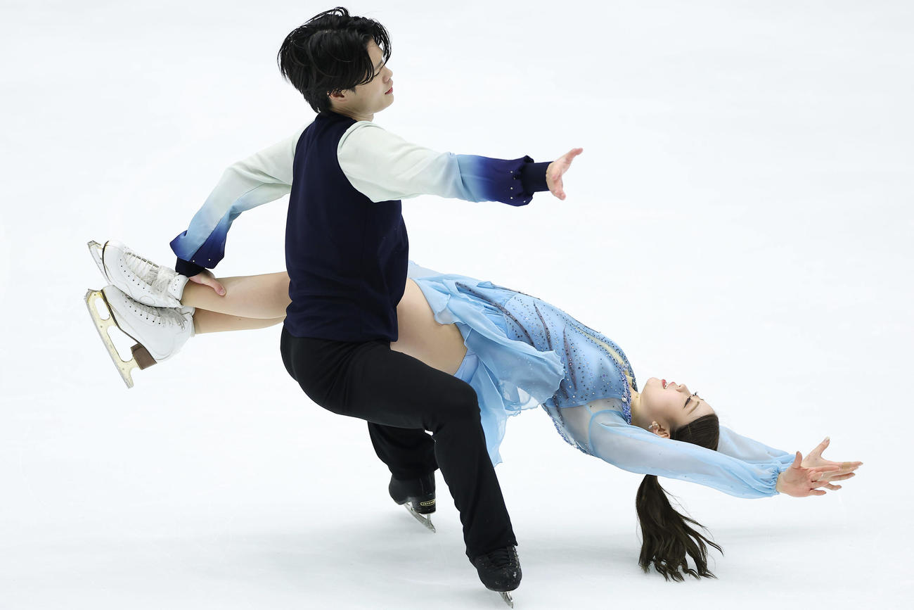 フリーダンスで演技する紀平、西山組（撮影・前田充）