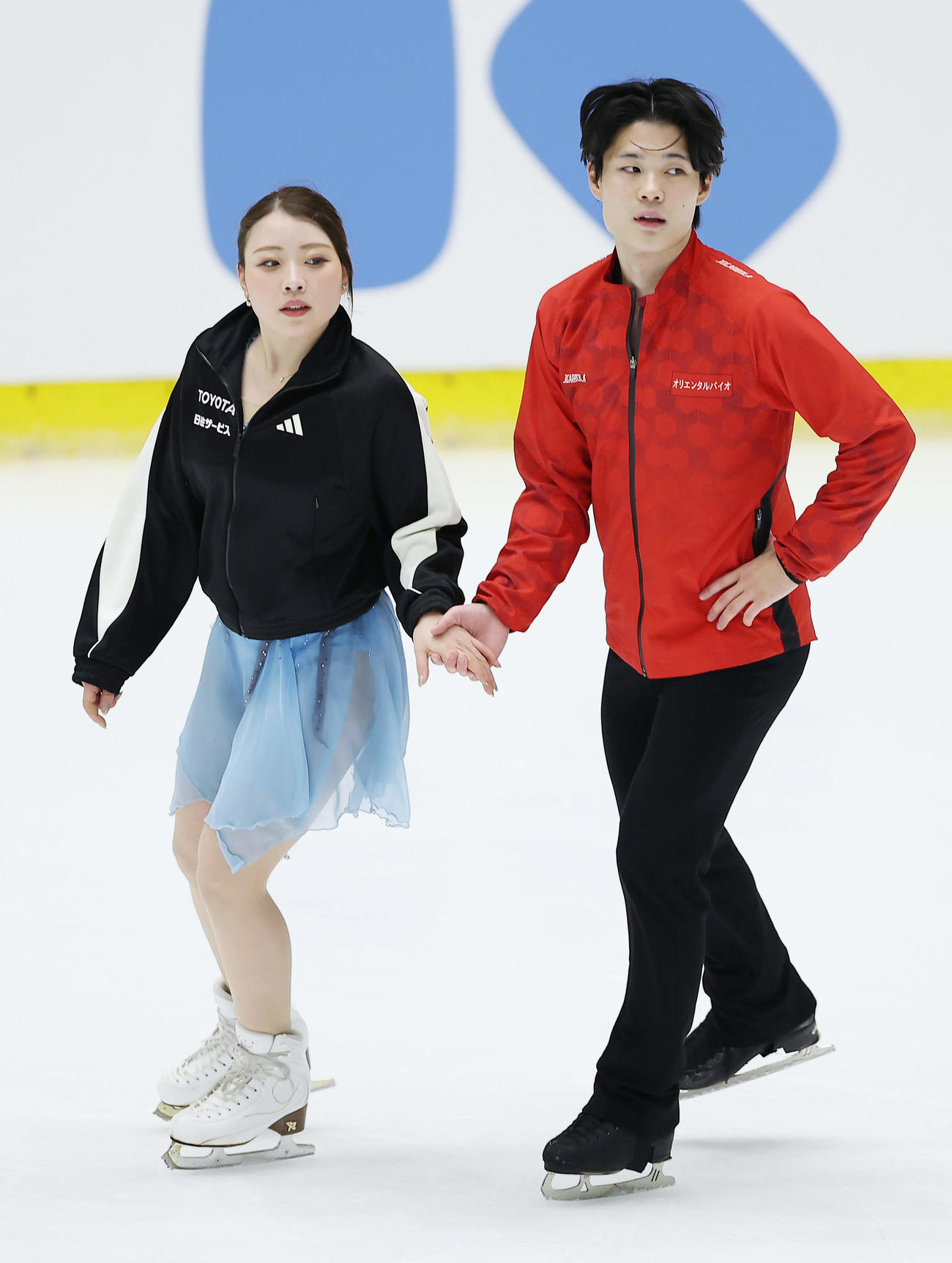 フリーダンスに向け練習に臨む紀平（左）、西山組（撮影・前田充）