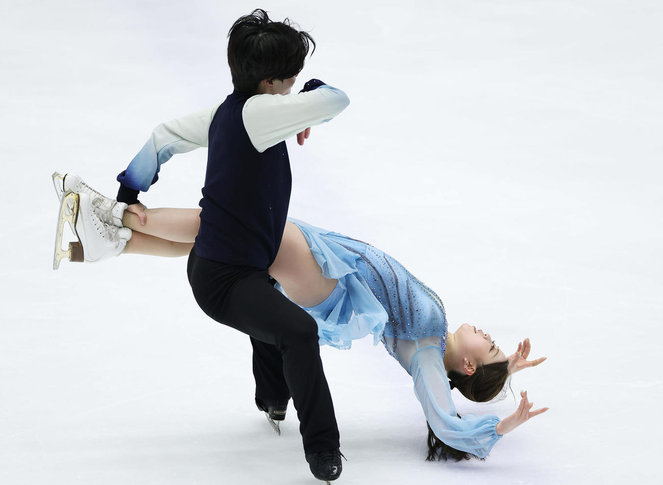 フリーダンスに向け練習に臨む紀平（右）、西山組（撮影・前田充）