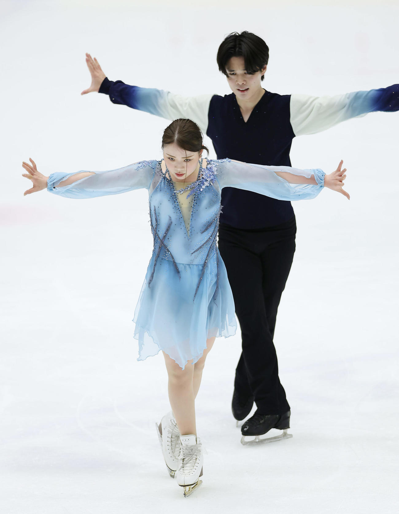 フリーダンスに向け練習に臨む紀平（手前）、西山組（撮影・前田充）