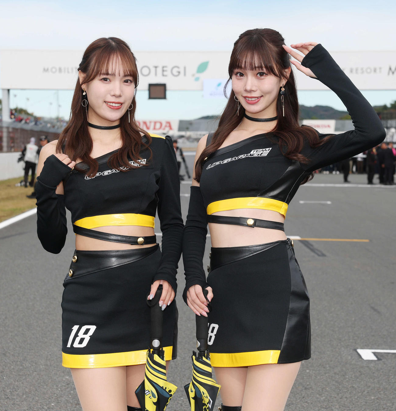 サーキットを彩るレースアンバサダー（撮影・宮地輝）