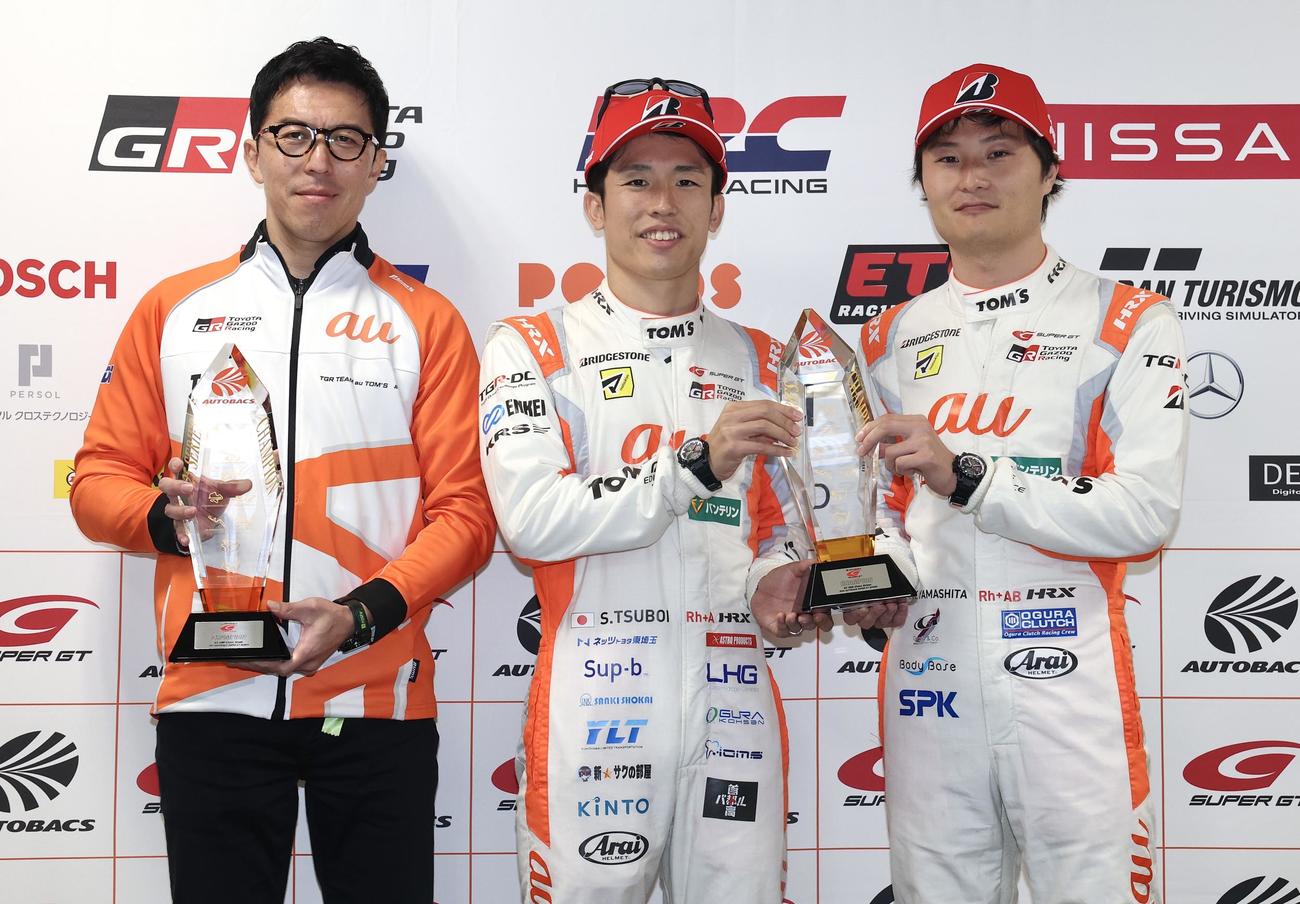 GT500クラス年間優勝を果たし笑顔で記念撮影する1号車の伊藤監督（左）、坪井（中央）、山下（撮影・宮地輝）