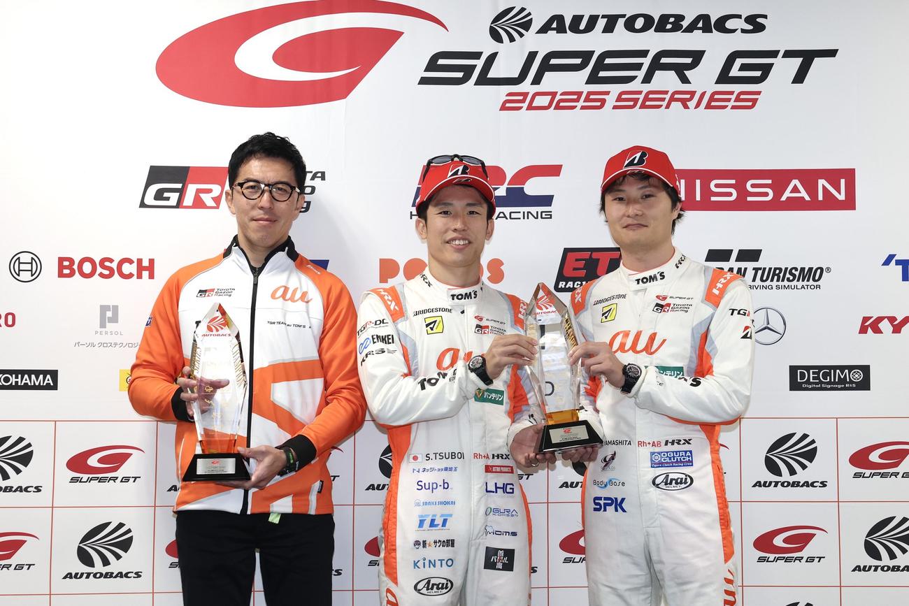 GT500クラス年間優勝を果たし笑顔で記念撮影する1号車の伊藤監督（左）、坪井（中央）、山下（撮影・宮地輝）