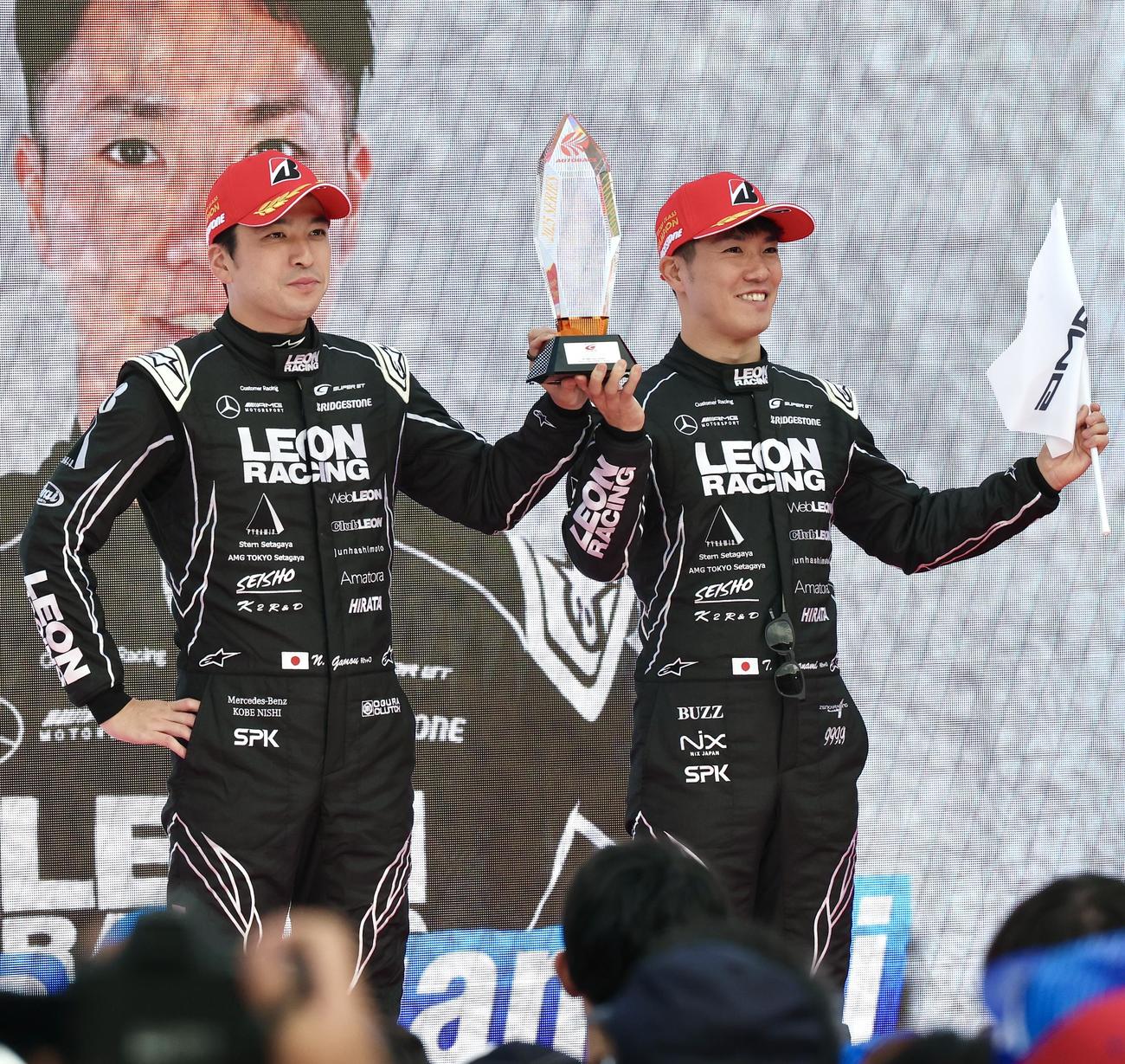GT300クラス年間優勝を果たした65号車の蒲生（左）と菅波（撮影・宮地輝）