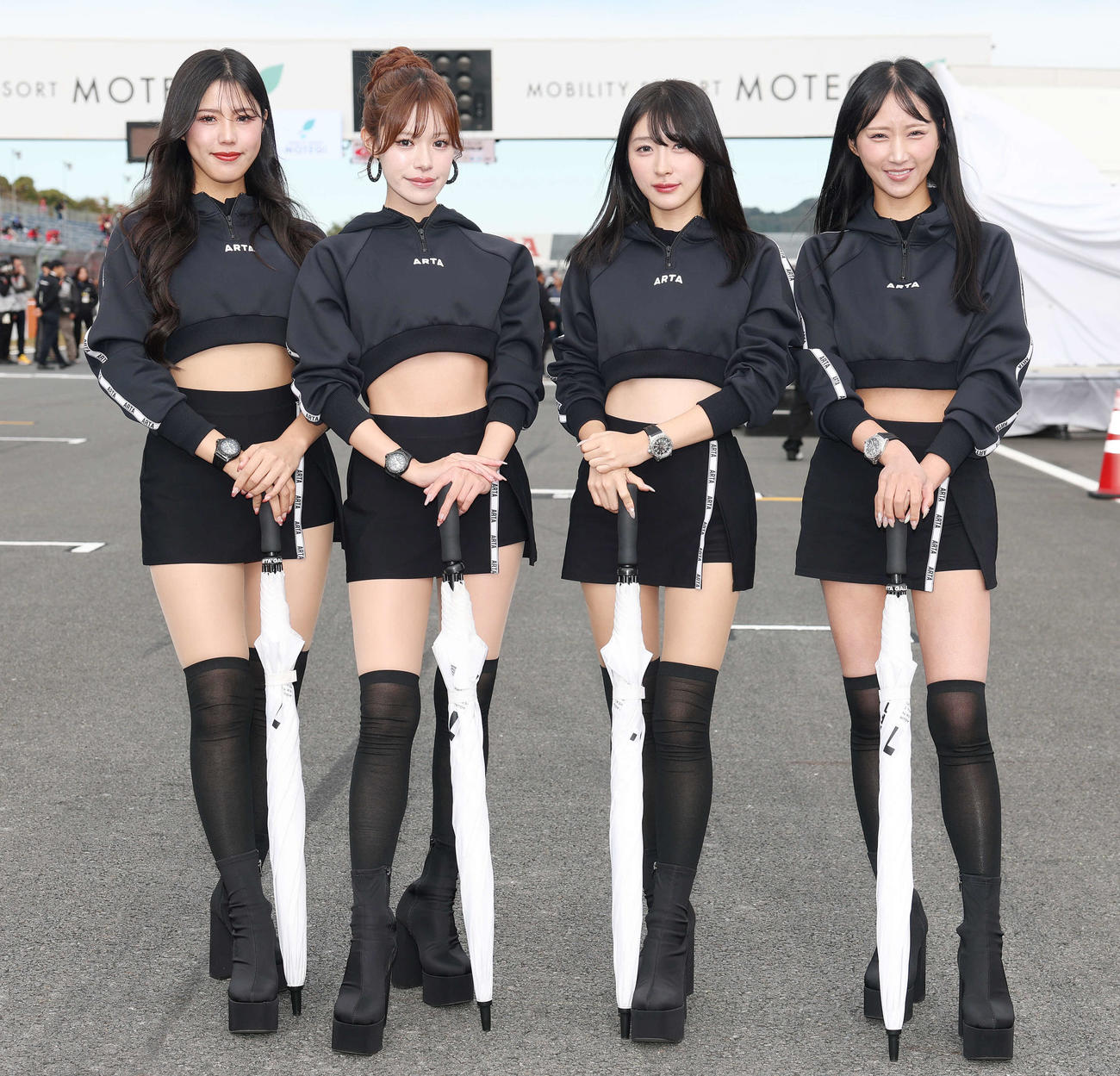 サーキットを彩るレースアンバサダー（撮影・宮地輝）