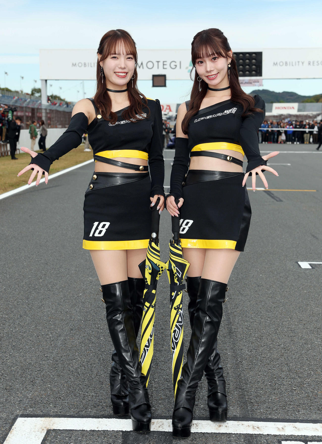 サーキットを彩るレースアンバサダー（撮影・宮地輝）