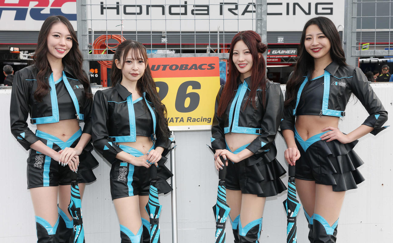 サーキットを彩るレースアンバサダー（撮影・宮地輝）