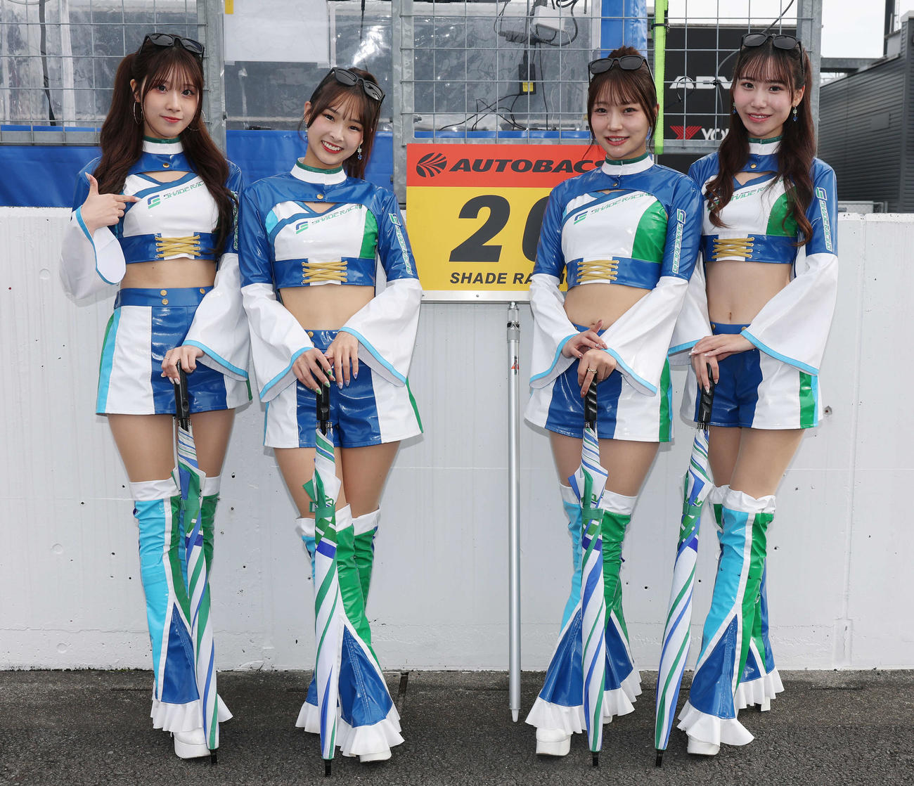 サーキットを彩るレースアンバサダー（撮影・宮地輝）