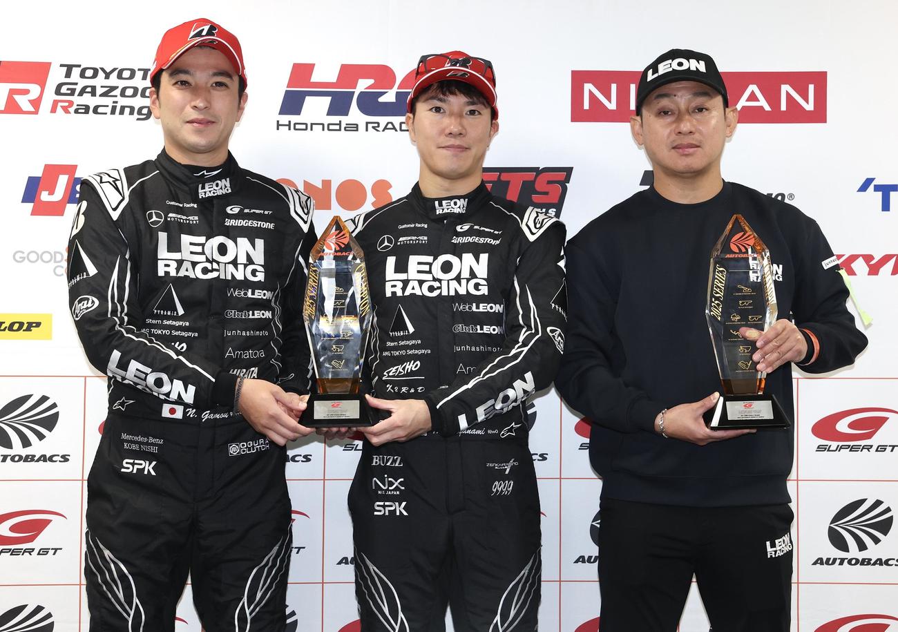 GT300クラス年間優勝を果たし笑顔で記念撮影する65号車の黒沢監督（右）、蒲生（中央）、菅波
