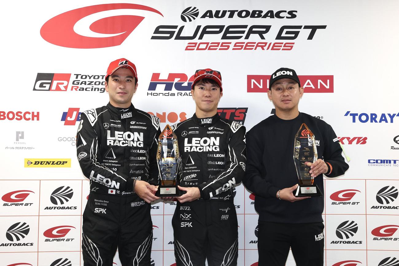 GT300クラス年間優勝を果たし笑顔で記念撮影する65号車の黒沢監督（右）、蒲生（中央）、菅波
