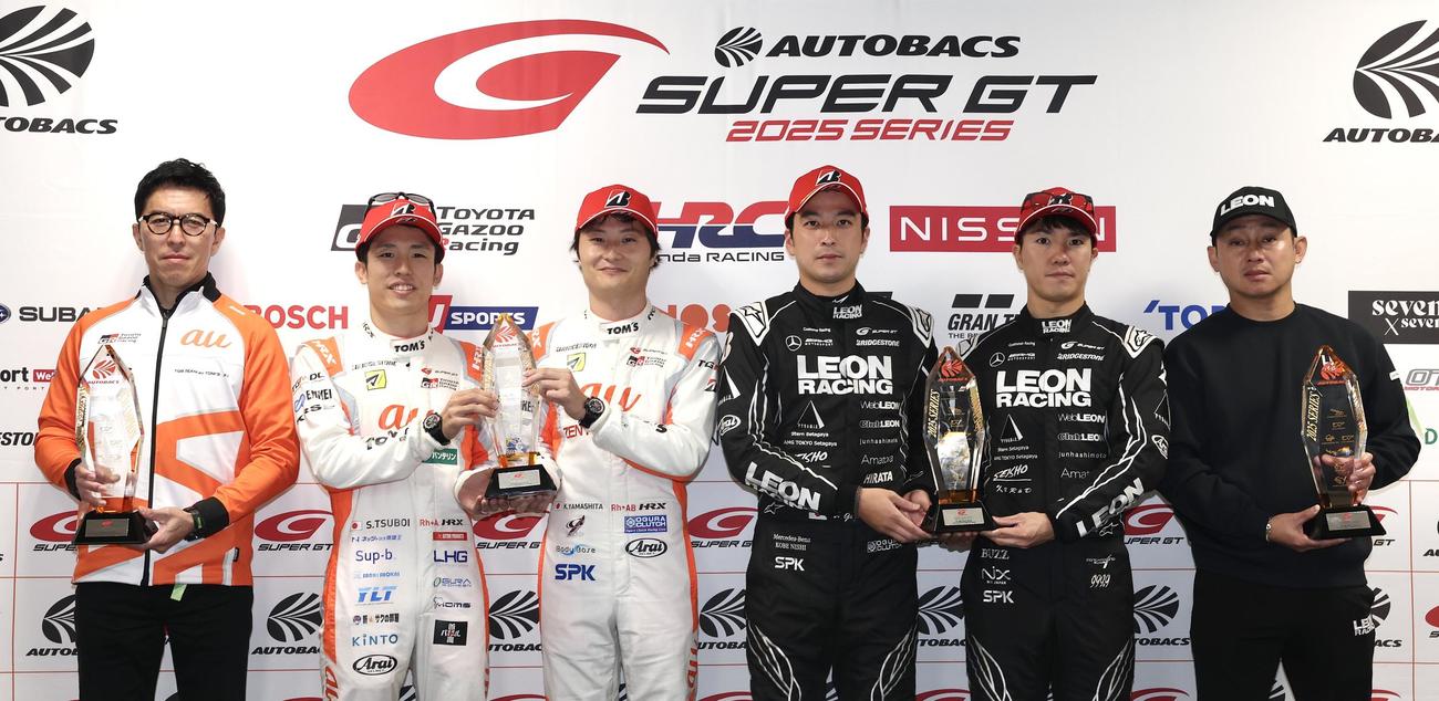 笑顔で記念撮影する年間王者たち、左からGT500クラス1号車の伊藤監督、坪井、山下、GT300クラス65号車の蒲生、菅波、黒沢監督（撮影・宮地輝）