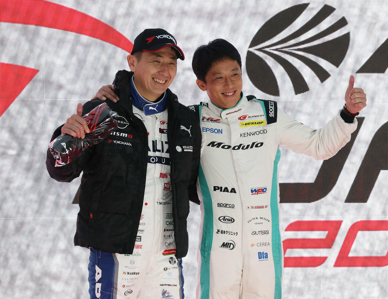 グランドフィナーレで笑顔でサムズアップする松田（左）と伊沢（撮影・宮地輝）