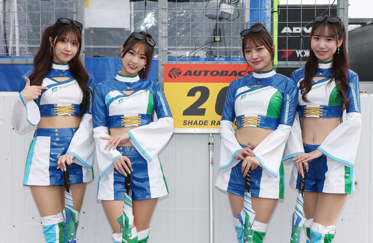 サーキットを彩るレースアンバサダー（撮影・宮地輝）