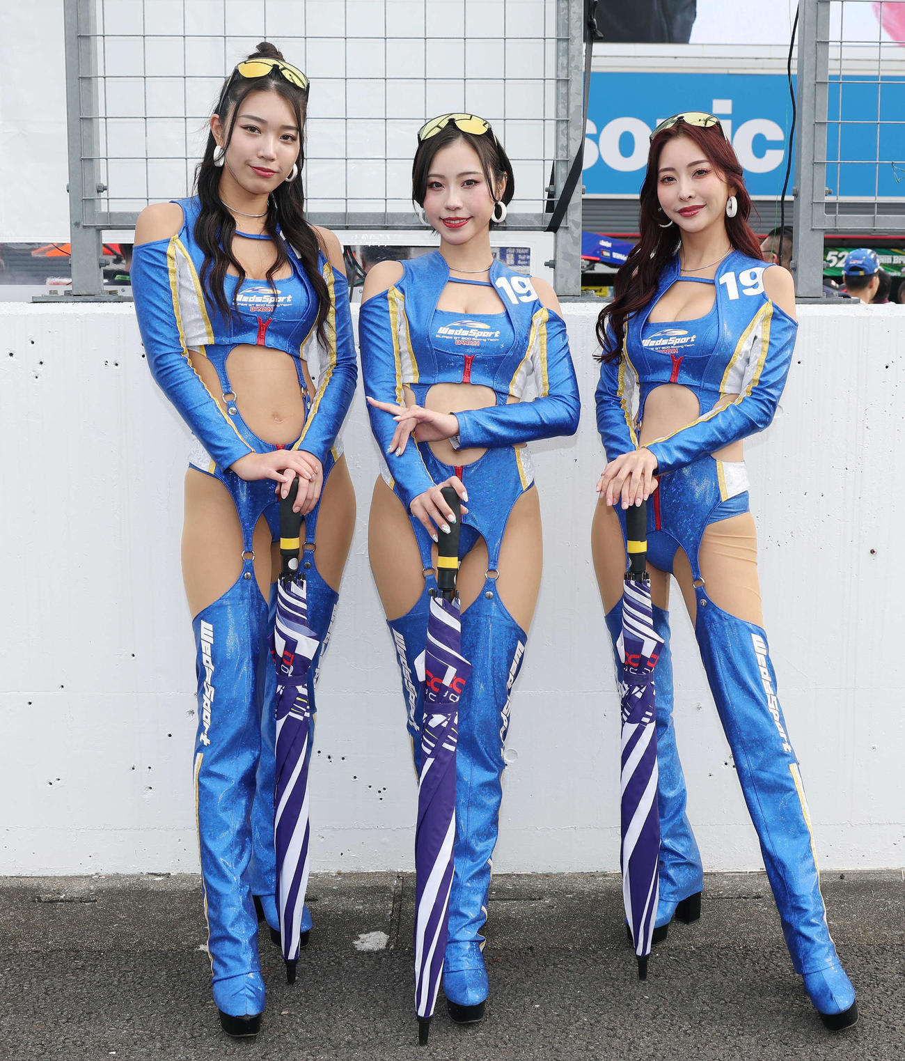 サーキットを彩るレースアンバサダー（撮影・宮地輝）