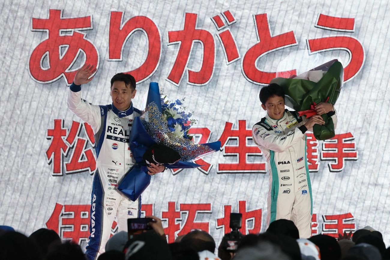 グランドフィナーレでファンの声援に応える松田（左）と伊沢（撮影・宮地輝）