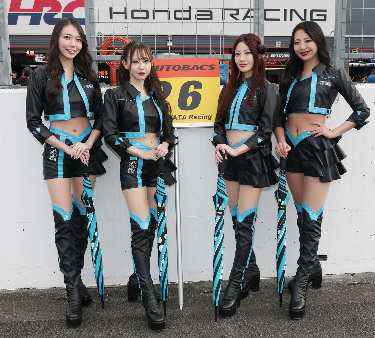 サーキットを彩るレースアンバサダー（撮影・宮地輝）