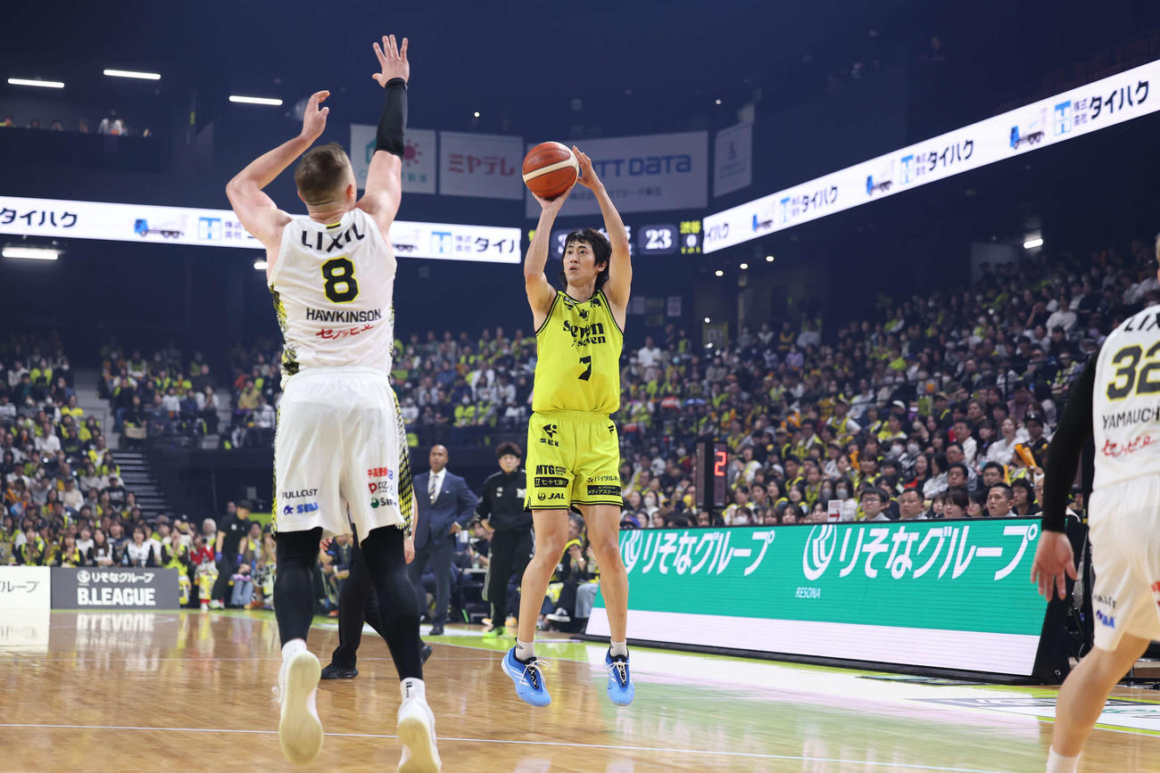 仙台対SR渋谷　第2Q、シュートを放つB1仙台・船生(C)B.LEAGUE
